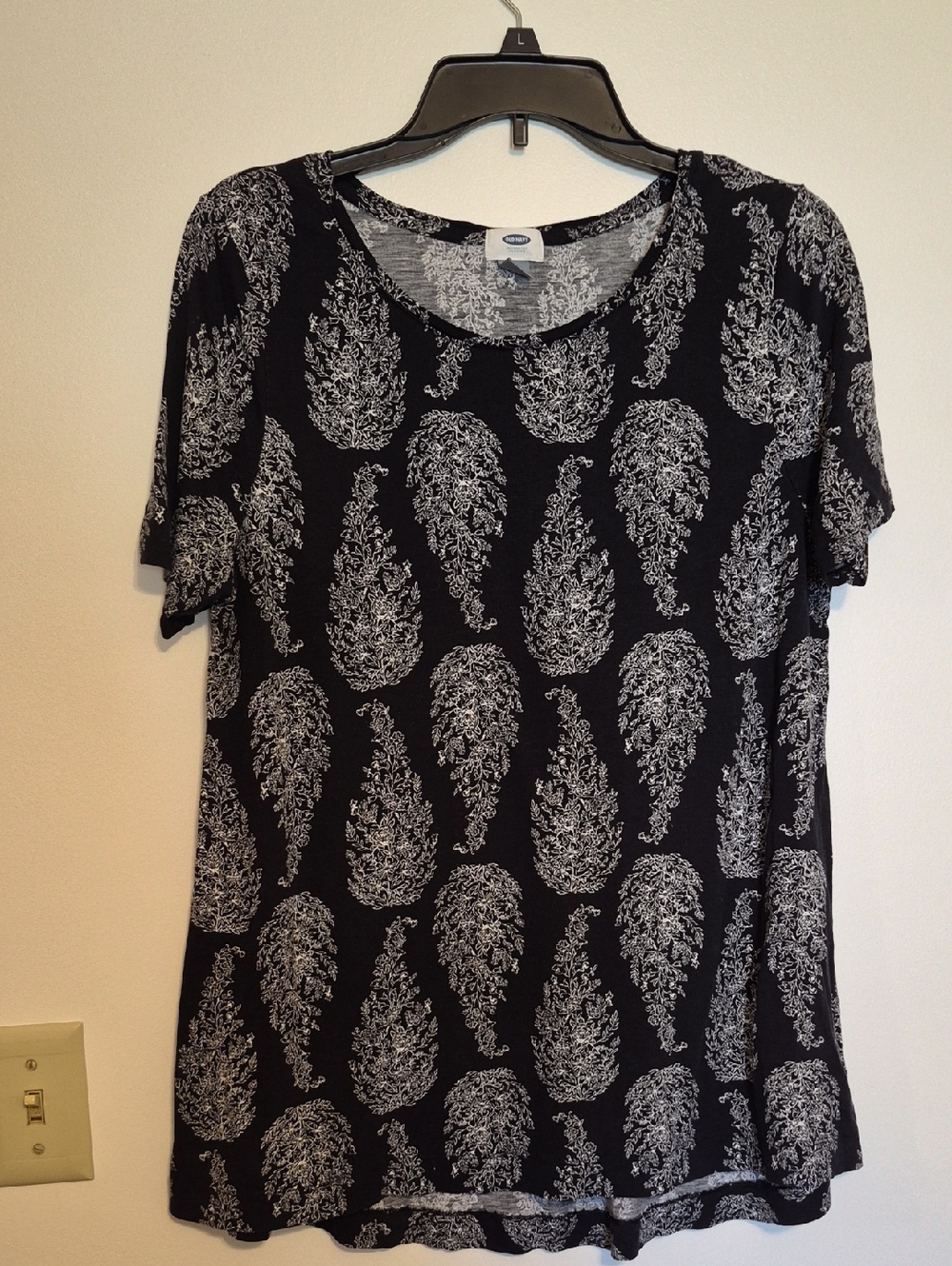 Old Navy Black and White Paisley Short Sleeve Tee SZ L